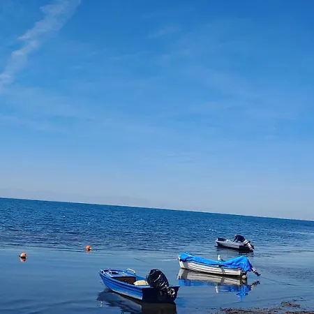 Hedonist Near The Sea * Salonic